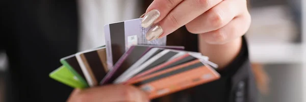 女性の腕がクレジット カードの束を保持します。 — ストック写真