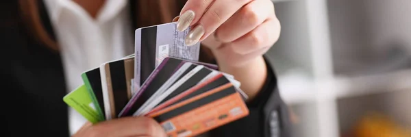 女性の腕がクレジット カードの束を保持します。 — ストック写真