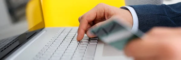 Mannelijke wapens houd creditcard druk knoppen — Stockfoto