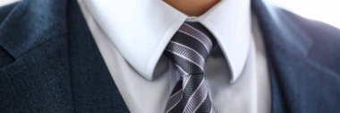 Mavi takım elbiseli erkek kol kravat closeup ayarla