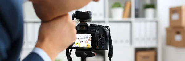 Braccia maschili in tuta montare videocamera a treppiede — Foto Stock