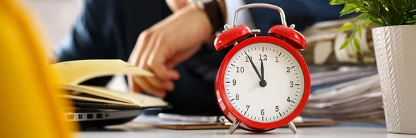 Reloj despertador rojo muestra el cierre de la hora tardía — Foto de Stock