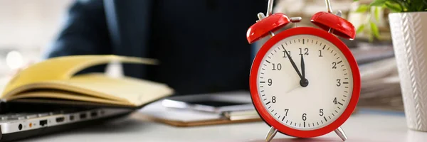 Reloj despertador rojo muestra el cierre de la hora tardía — Foto de Stock