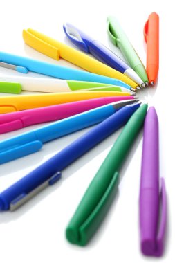 Tükenmez kalem beyaz arka plan üzerinde renkli Multi