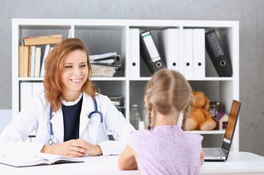Çocuk doktoru resepsiyonda küçük çocuk