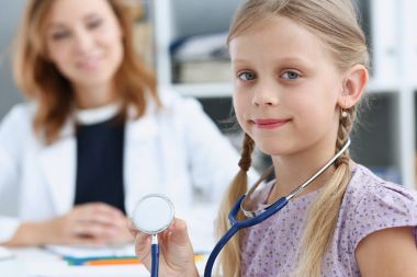 Çocuk doktoru resepsiyonda küçük çocuk