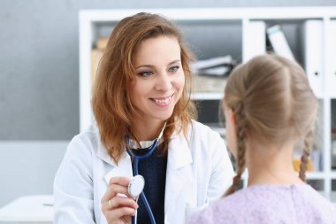 Çocuk doktoru resepsiyonda küçük çocuk