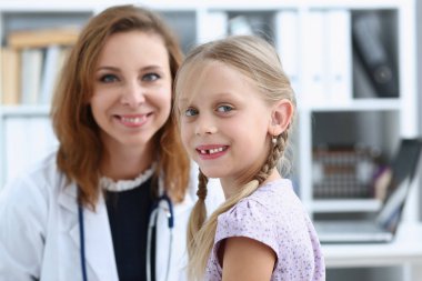 Çocuk doktoru resepsiyonda küçük çocuk