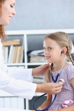 Çocuk doktoru resepsiyonda küçük çocuk