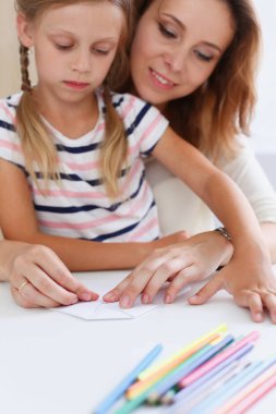 Sarışın küçük kız gülümseyerek kol kalemi tutun