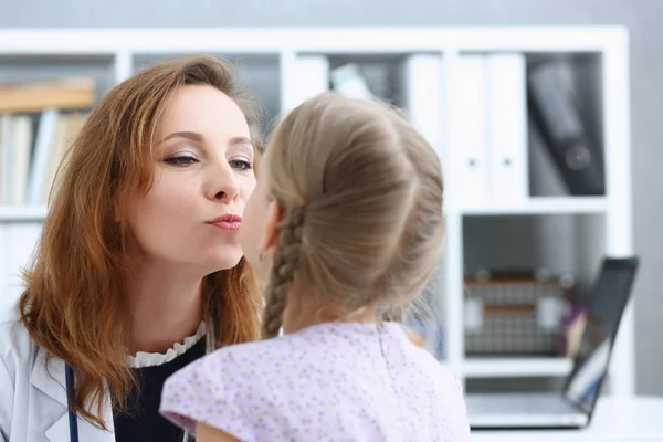 Lilla barnet barnläkare receptionen — Stockfoto