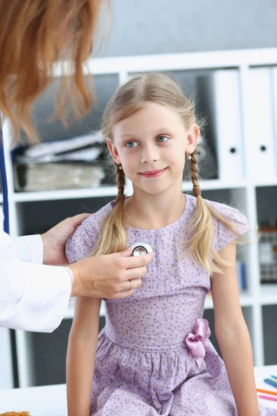 Kleines Kind beim Kinderarzt — Stockfoto