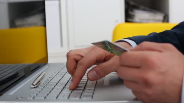 Mannelijke handen houd creditcard knoppen in te drukken — Stockvideo