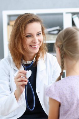 Çocuk doktoru resepsiyonda küçük çocuk