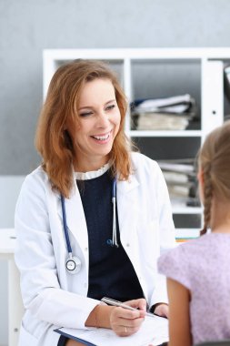 Çocuk doktoru resepsiyonda küçük çocuk