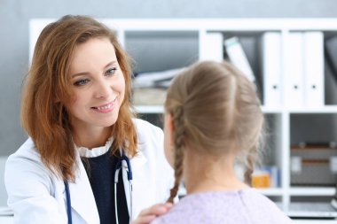 Çocuk doktoru resepsiyonda küçük çocuk