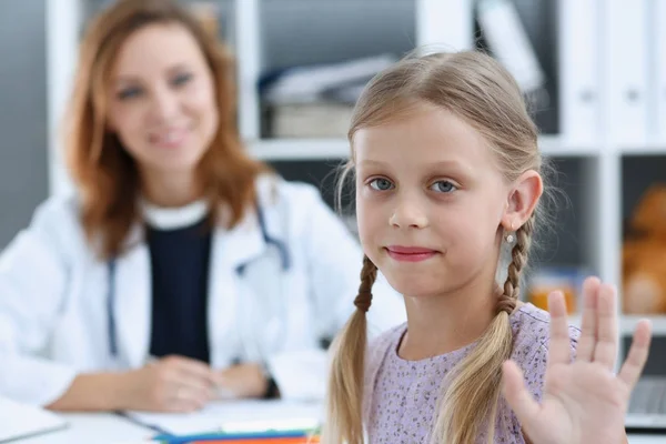 Małe dziecko w recepcji pediatra — Zdjęcie stockowe