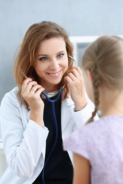 Kleines Kind beim Kinderarzt — Stockfoto