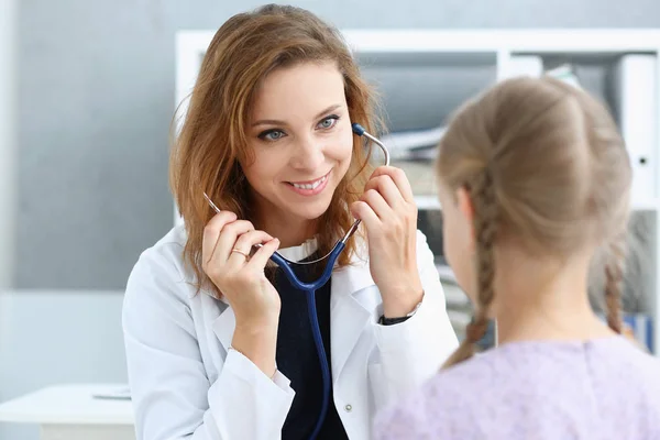 Lilla barnet barnläkare receptionen — Stockfoto