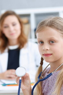 Çocuk doktoru resepsiyonda küçük çocuk