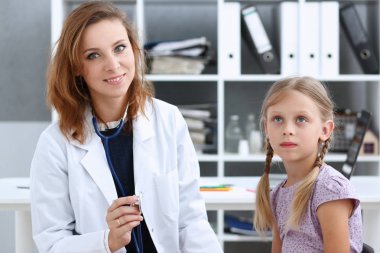 Çocuk doktoru resepsiyonda küçük çocuk