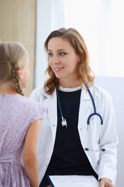 Çocuk doktoru resepsiyonda küçük çocuk