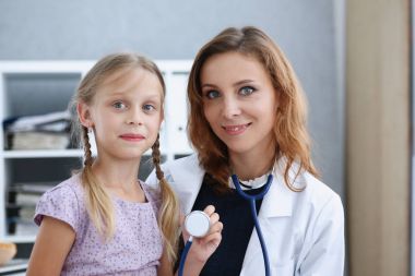 Çocuk doktoru resepsiyonda küçük çocuk