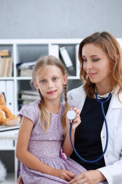 Çocuk doktoru resepsiyonda küçük çocuk