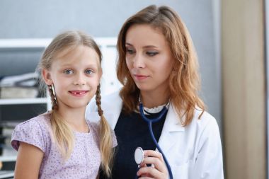 Çocuk doktoru resepsiyonda küçük çocuk