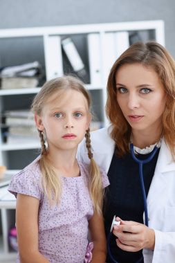 Çocuk doktoru resepsiyonda küçük çocuk