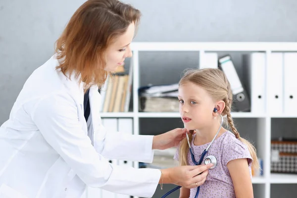 Kleines Kind beim Kinderarzt — Stockfoto