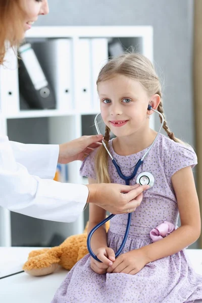 Çocuk doktoru resepsiyonda küçük çocuk — Stok fotoğraf