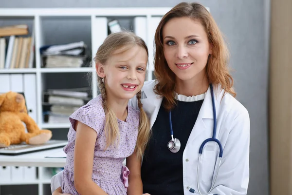 Lilla barnet barnläkare receptionen — Stockfoto