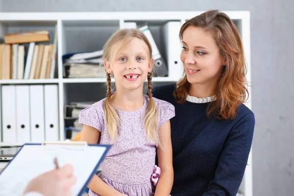 Litet barn med mor barnläkare receptionen — Stockfoto