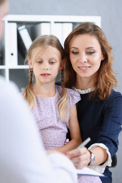 Litet barn med mor barnläkare receptionen — Stockfoto