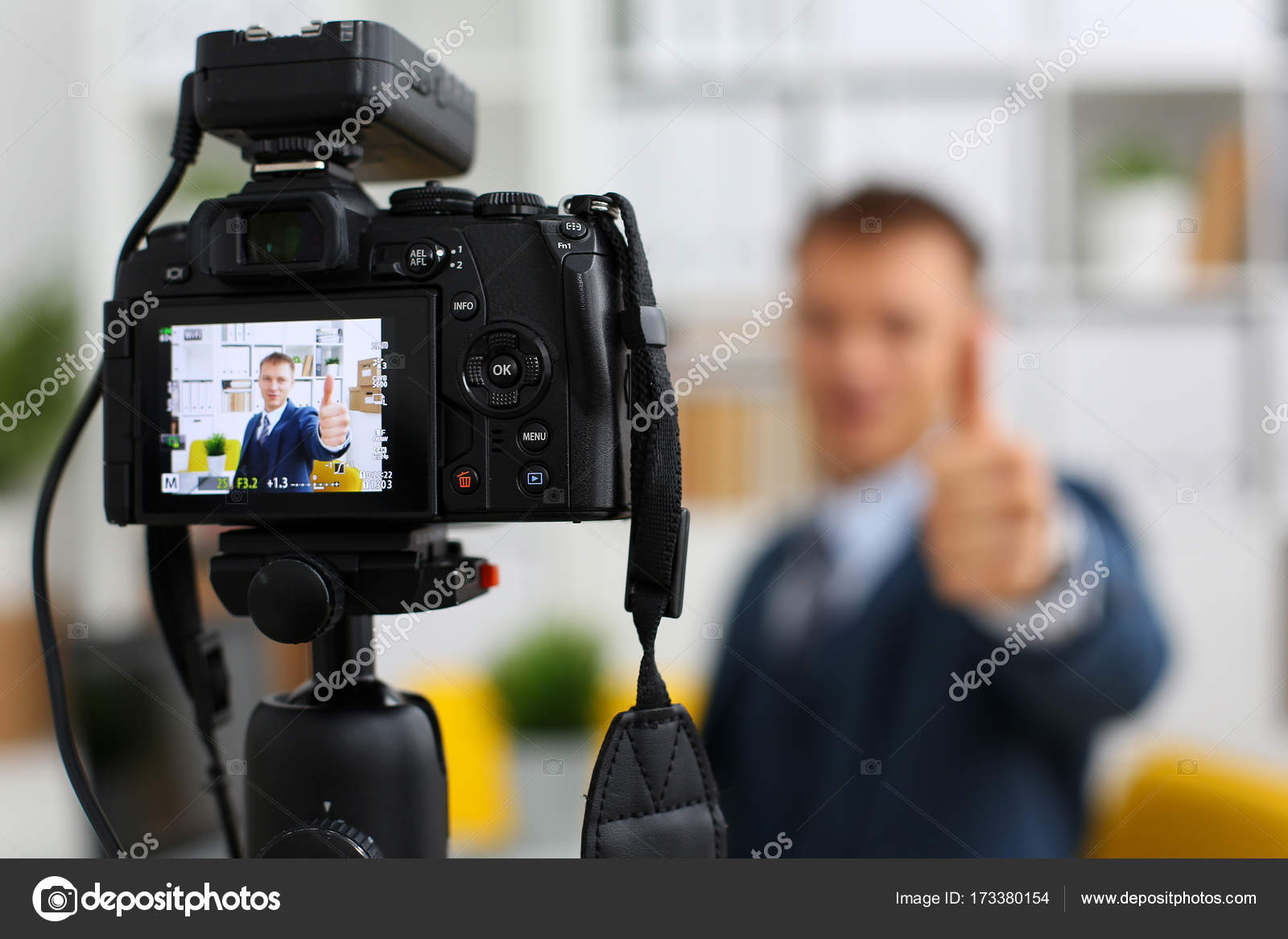 Компьютер видеомонтаж. Создание видео обзоров. Монтаж видеороликов. Камера видеостудия. Видеосъемка видеомонтаж.