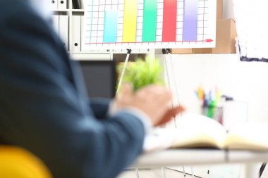 Takım elbiseli adam kollarını çırp Tebrikler