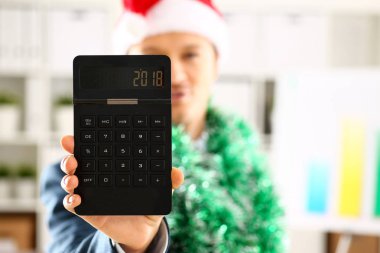 Takım elbiseli adam tutun kol hesap makinesi ile 2018 yıl