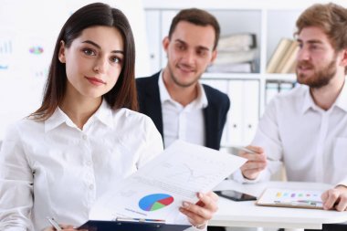 İşyerinde güzel gülümseyen neşeli kız