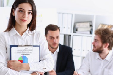 İşyerinde güzel gülümseyen neşeli kız