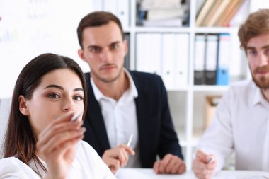 Güzel esmer kadın bazı yapmak