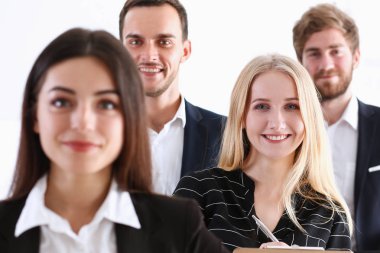 Grup gülümseyen insan stand ofiste