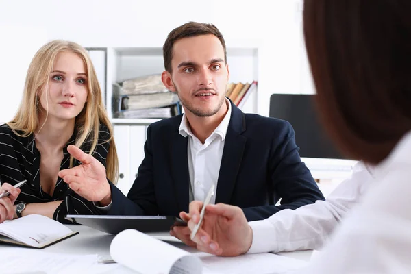 Grupo de personas deliberan sobre pizarra blanca — Foto de Stock