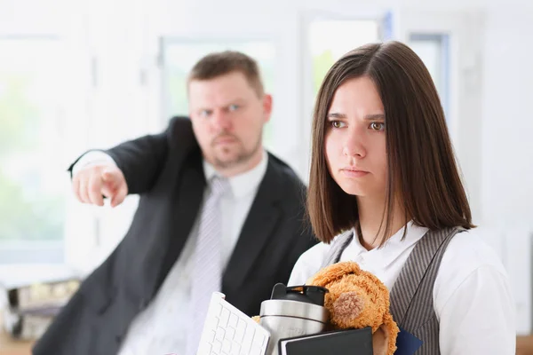 Irritado gritando chefe ponto braço para sair — Fotografia de Stock