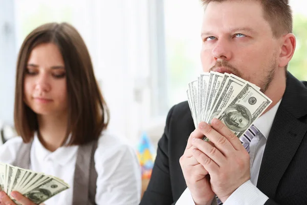 Élvezze a könnyű pénzt egy férfi és egy nő — Stock Fotó