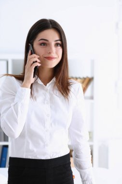 İşkadını konuşma gülümseyen güzel esmer