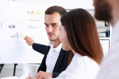 Bir grup insan üzerinde beyaz tahta kasıtlı