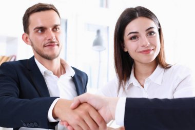 Takım elbise sıkışalım gülümseyen adam Merhaba olarak