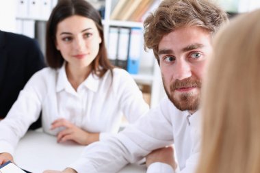 Bir grup insan üzerinde beyaz tahta kasıtlı