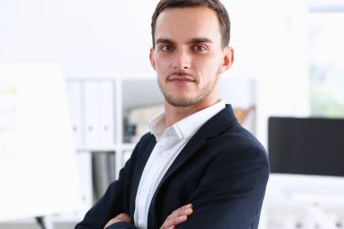 Yakışıklı adam takım elbise ve kravat göz kamera